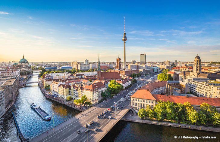 Blick auf den Berliner Fernsehtrum bei Sonnenschein.