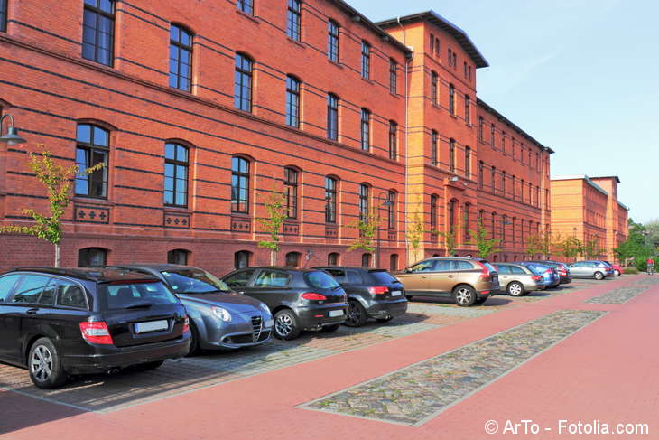 Autos parken vor einem Haus