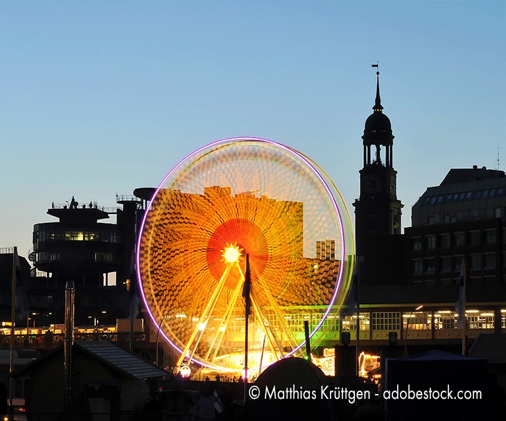Beleuchtetes Riesenrad bei Nacht während des Hamburger Hafengeburtstags.