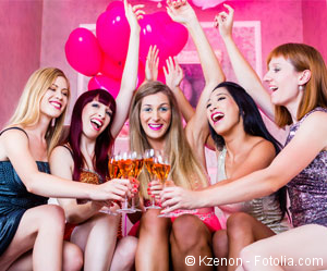 Mädchen trinken Sekt in Zimmer mit pinken Wänden