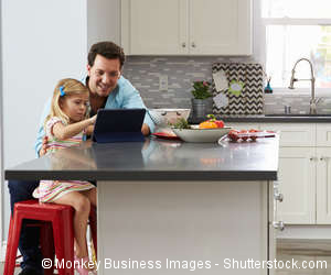 Vater und Tochter sitzen am Küchentisch