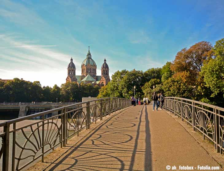 Eine Fußgängerbrücke, die über die Isar führt.