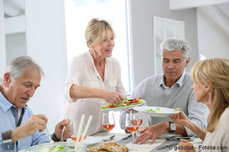 Mitbewohner einer Senioren-WG essen gemeinsam