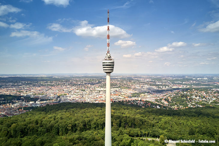 Im Vordergrund der Fernsehturm, im Hintergrund Stuttgart.