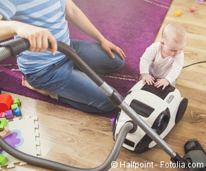 Alleinerziehender Vater und Kind bei Hausarbeit