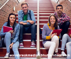 Studenten sitzen auf einer Treppe