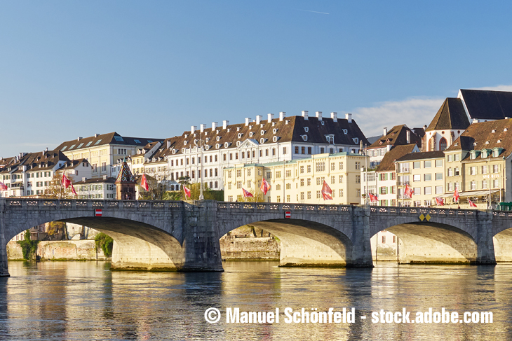 Die Altstadt von Basel mit der mittleren Brücke, der älteste Rheinübergang von Basel.