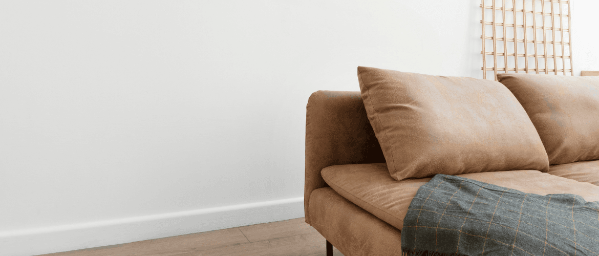 Modern eingerichtetes Sofa in heller Unterkunft – Symbol für einladende Boardinghouses