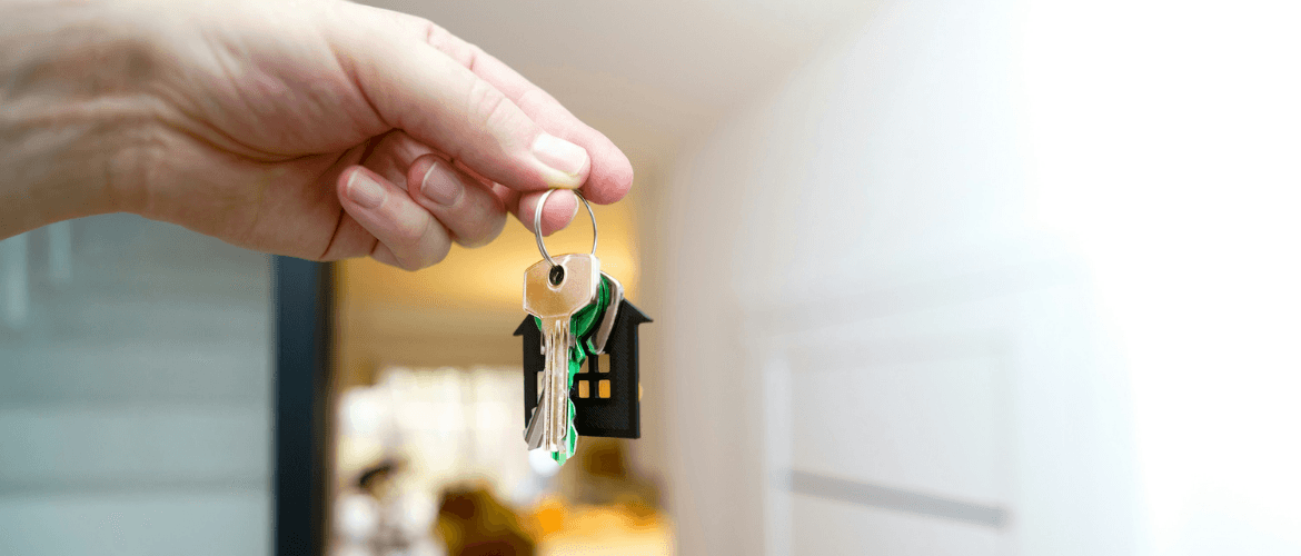 Ein Schlüssel in der Hand steht sinnbildlich für die erfolgreiche Vermietung einer Wohnung.