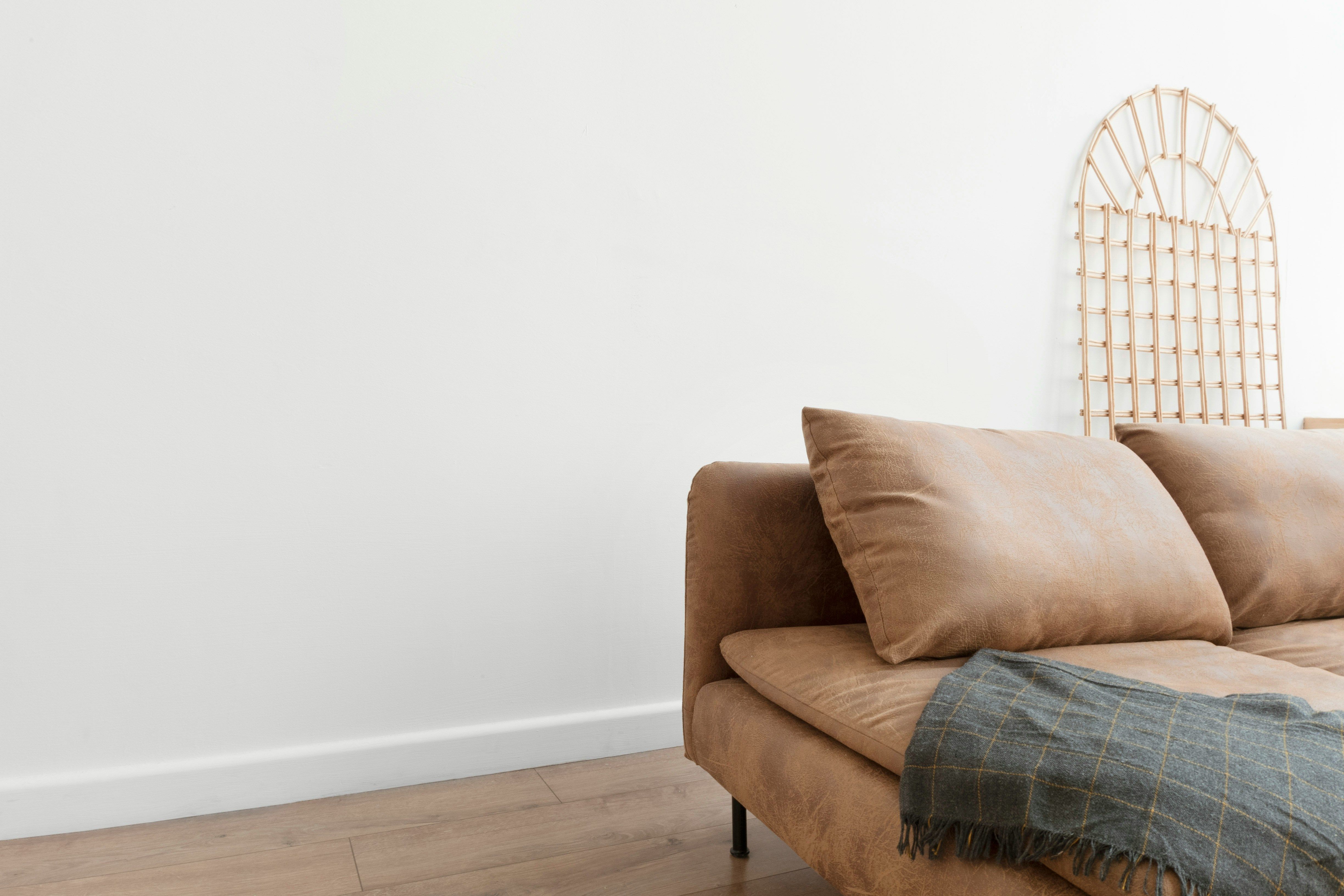 Sofá moderno en un alojamiento luminoso – simbolizando casas de huéspedes acogedoras.