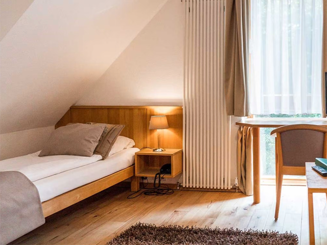 Private room in shared student apartment for midterm/longterm rent