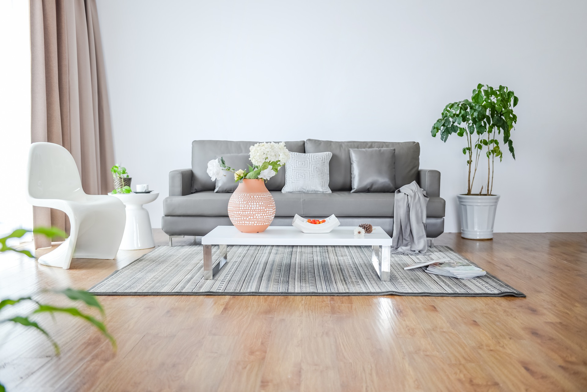 Sunny room in central location for rent