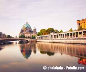 Im Vordergrund die Spree, im Hintergrund der Dom.