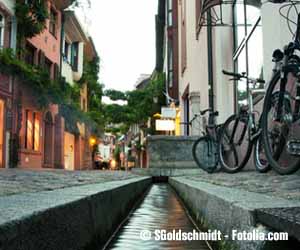 Gasse mit Bächle in der Freiburger Altstadt.