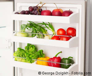 Offener Kühlschrank mit Obst und Gemüse