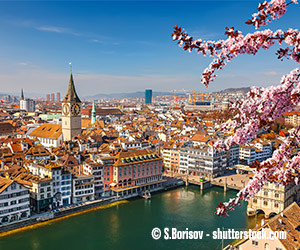 Die Züricher Innenstadt an einem Frühlingstag mit blauem Himmel.