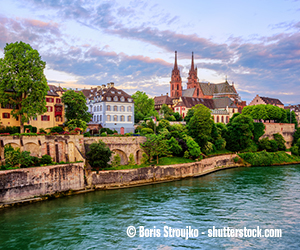 Der Rhein mit dem Basler Münster und Altstadtgebäuden im Hintergrund.