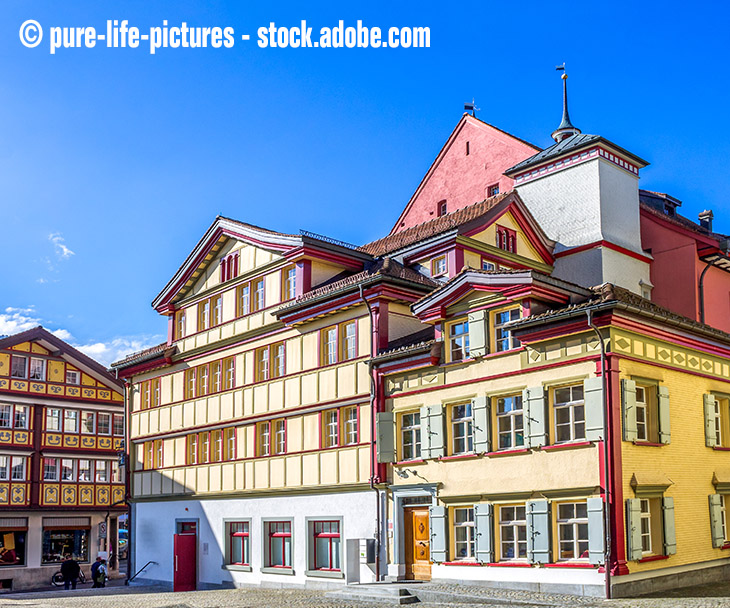 Die schönen bunten Fachwerkhäuser von Appenzell erstrahlen vor einem blauem Himmel.