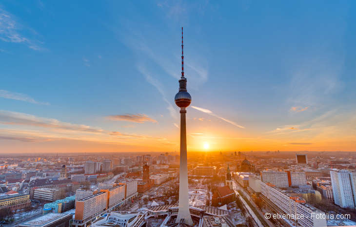 Blick auf den Berliner Fernsehturm bei Sonnenuntergang.