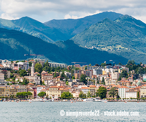 Blick auf die Stadt Lugano und den Fluss Cassarate vor dem Hintergrund der Luganer Voralpen.