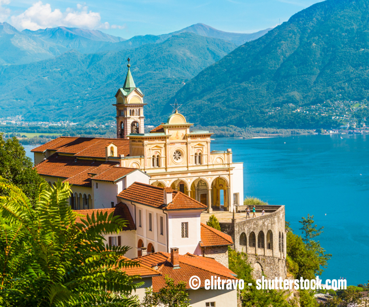 Die Wallfahrtskirche Madonna del Sasso. Im Hintergrund erstreckt sich der Lago Maggiore.