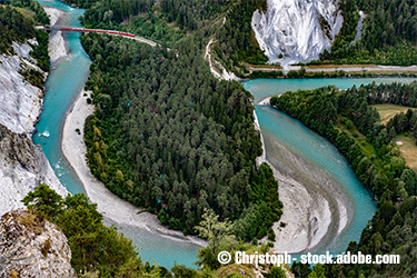 Die Rheinschlucht in Graubünden von oben.