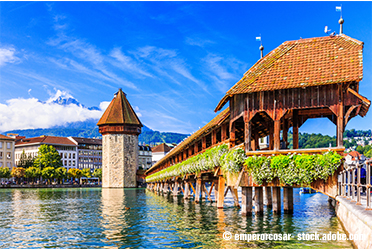 Die Kapellbrücke in Luzern unter blauem Himmel.