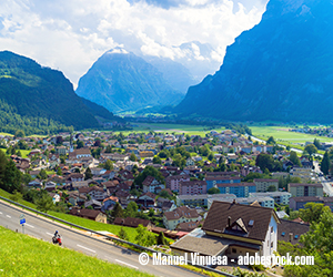 Das idyllische Dorf Mollis mit den Alpen im Hintergrund.